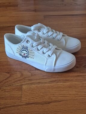 Greystone Women's White Canvas Sneakers with Bunny Embroidery, size 7,5 NWOB